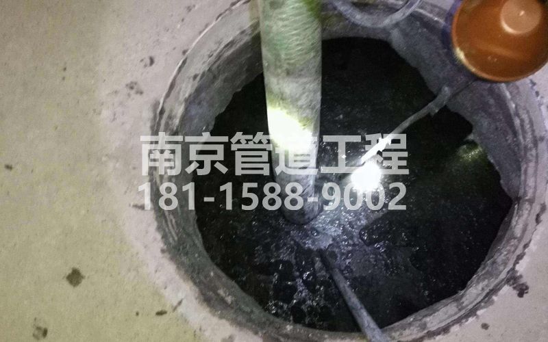 216水西门清理化粪池